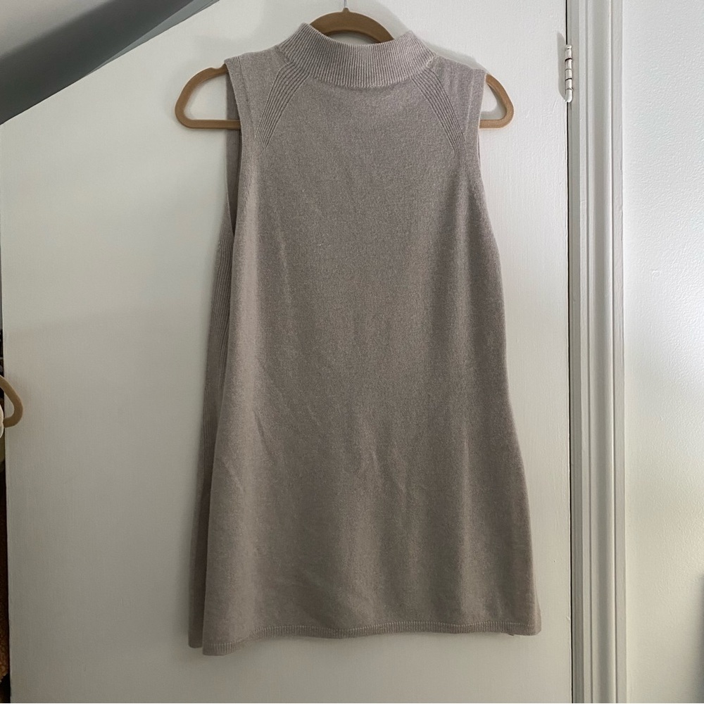 Max Studio 2 Ply Cahsmere Size M Turtleneck Sleeveless Sweater